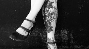 Sonhar com tatuagem na perna